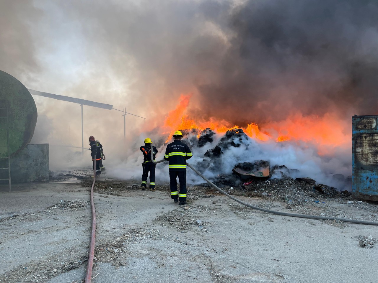 Sumqayıtda zavodda yanğın olub - YENİLƏNİB (FOTOLAR)